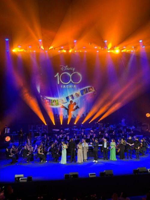 Pixmob und Spezialeffekte bei der Gala zum 100-jährigen Jubiläum von Disney