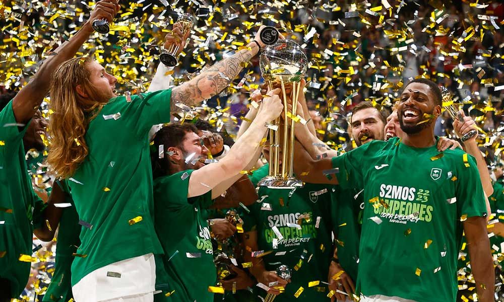 Confetti y ventiladores en la final de la copa del rey de baloncesto en badalona