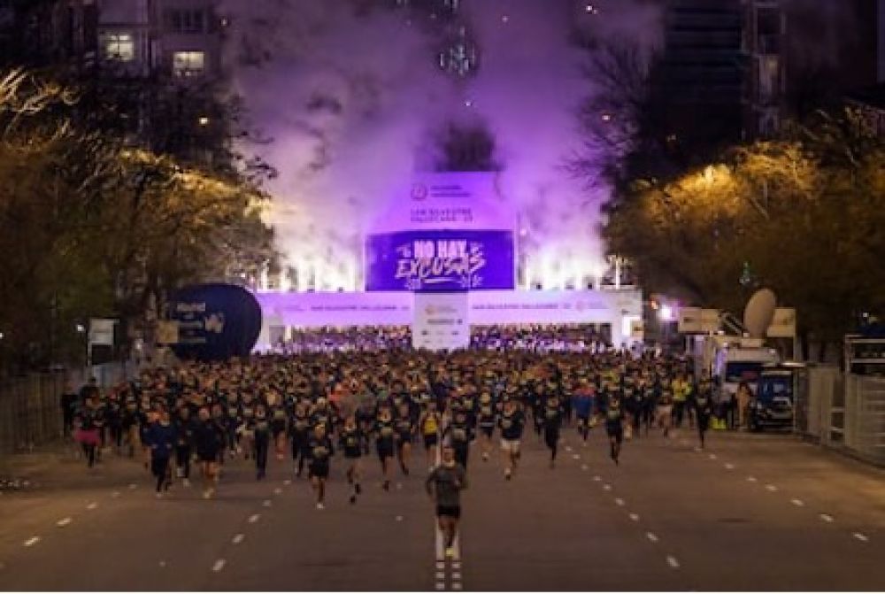 Chispas, humo y serpentinas en la San Silvestre Vallecana 2023