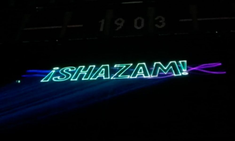 Láser gráfico en el césped del estadio cívitas metropolitano para promocionar shazam ii