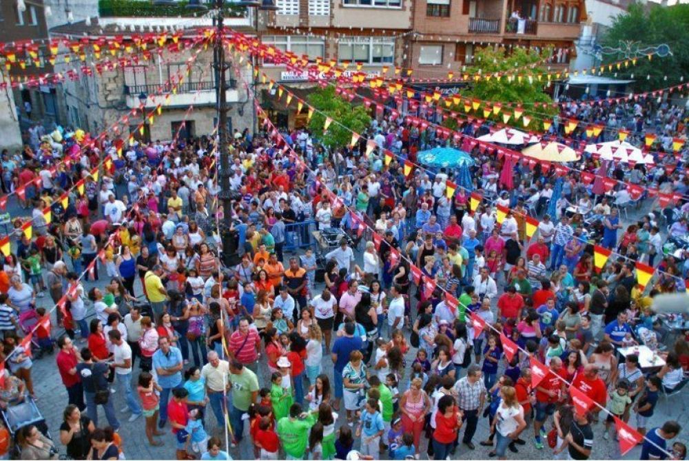 Confetes no chupinazo de Guadalix de la Sierra