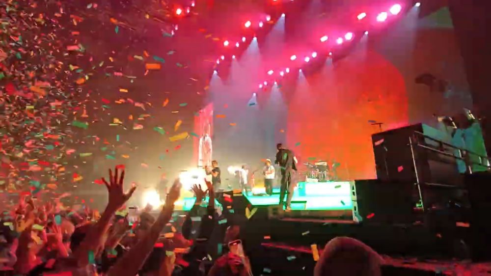 Confetis para Love of Lesbian na Movistar Arena Madrid 01112025