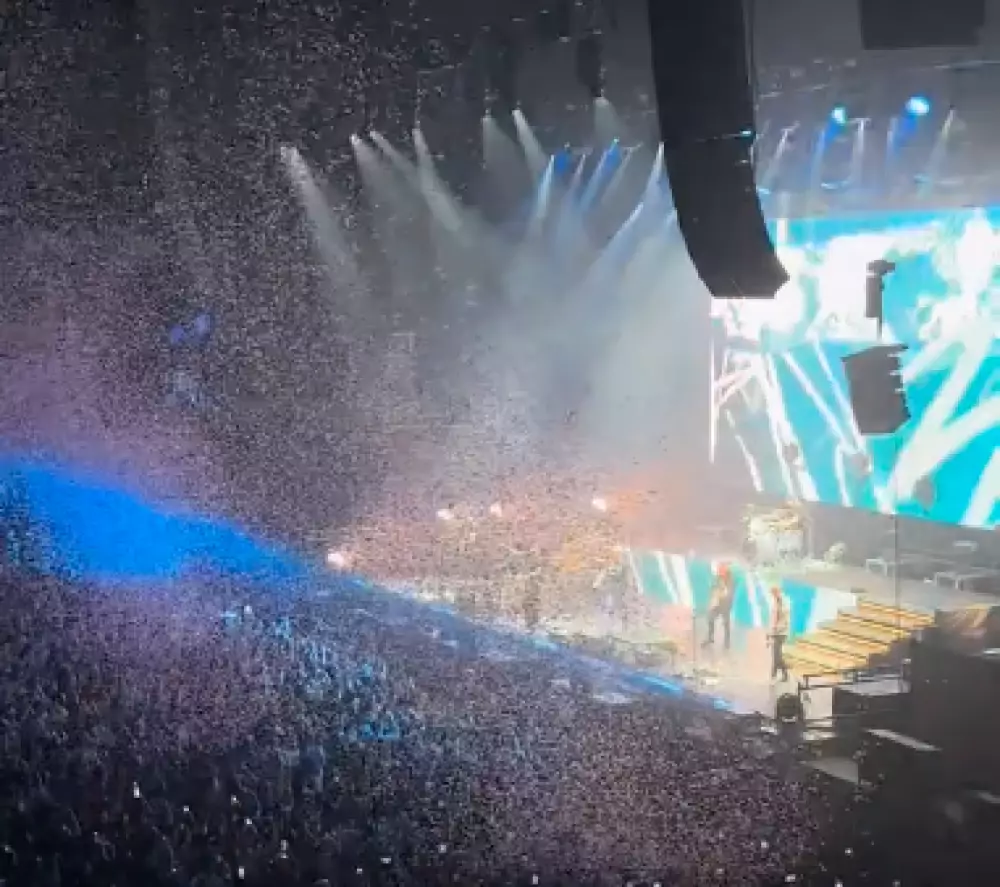 Confetti and streamers at Pignoise's concert at WiZink Center