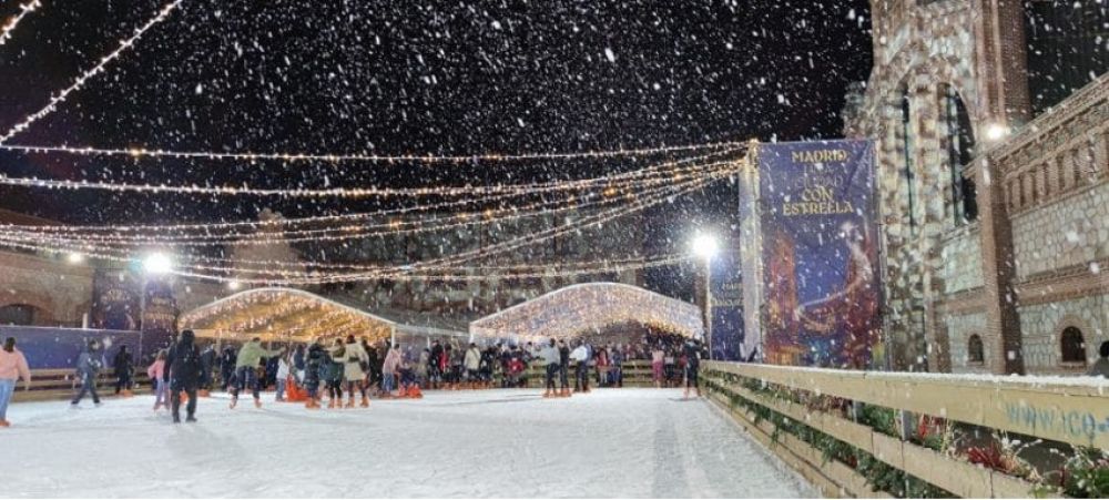 Nieve en la Plaza del Matadero por Navidad